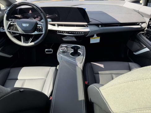 Used 2027 Cadillac Optiq Luxury w/ LPO, Floor Liner Package AWD/4WD image 18
