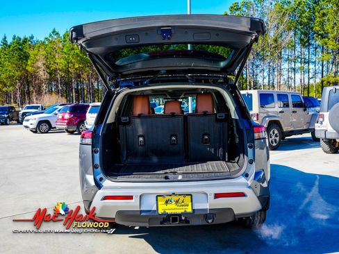 Used 2023 Nissan Pathfinder Platinum w/ Cargo Package image 7