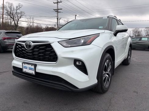 Used 2023 Toyota Highlander XLE image 3