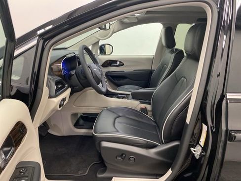 Used 2024 Chrysler Pacifica Limited image 9