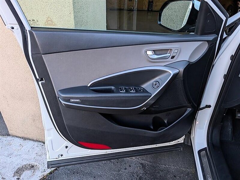 Used 2017 Hyundai Santa Fe FWD image 18