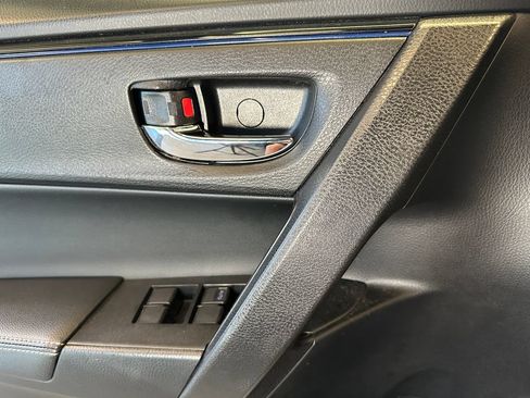 Used 2018 Toyota Corolla SE FWD image 19