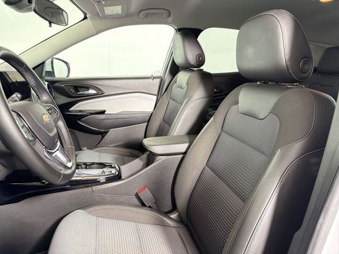 Used 2025 Chevrolet Trax LT w/ LT Convenience Package FWD image 4
