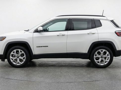 Used 2025 Jeep Compass Latitude AWD/4WD image 5