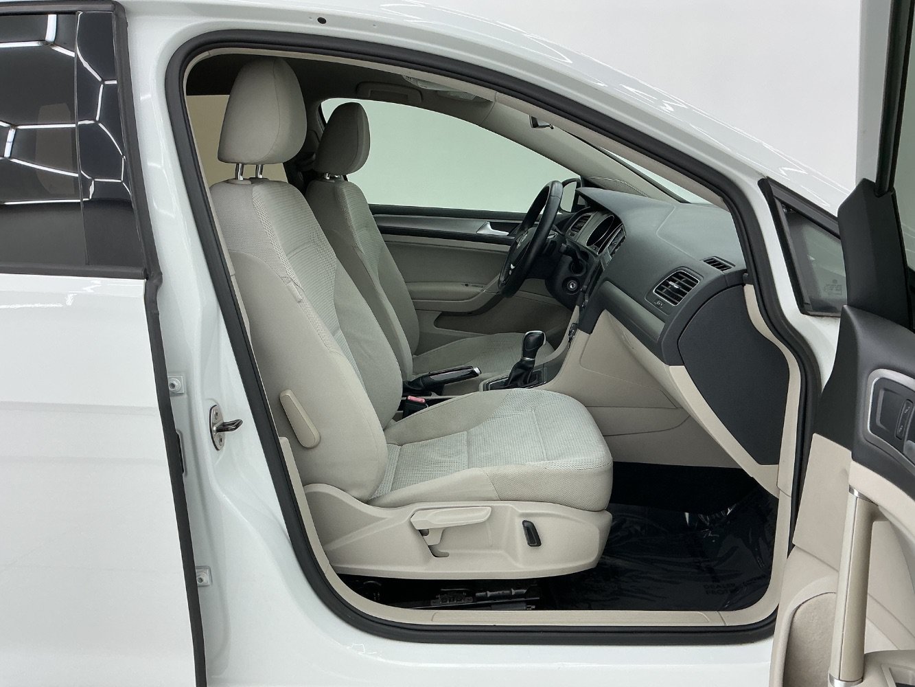 Used 2016 Volkswagen Golf S FWD image 15