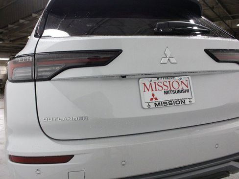New 2025 Mitsubishi Outlander SE image 4
