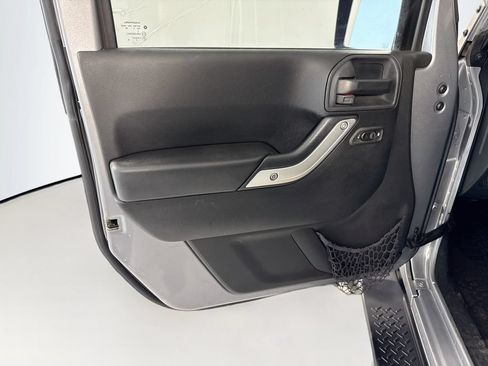 Used 2017 Jeep Wrangler Unlimited Sahara w/ Connectivity Group AWD/4WD image 23