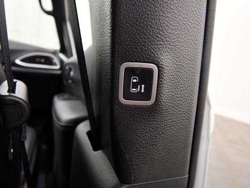 Used 2025 Chrysler Pacifica Select FWD image 17