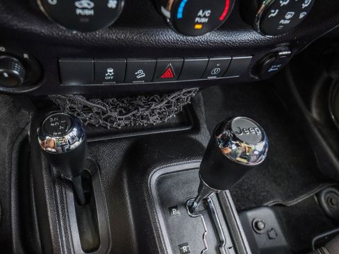 Used 2015 Jeep Wrangler Unlimited Sahara AWD/4WD image 7