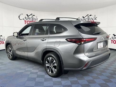 Used 2025 Toyota Highlander XLE FWD image 6