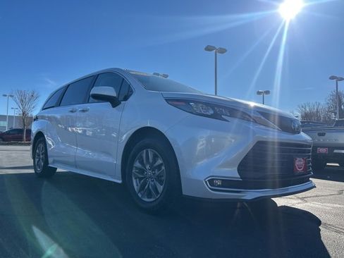 Used 2024 Toyota Sienna XLE image 3