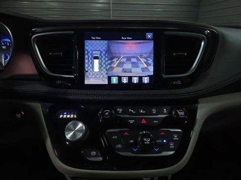 Used 2017 Chrysler Pacifica Limited image 40