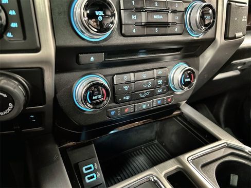 Used 2017 Ford F150 Platinum w/ Equipment Group 701A Luxury image 34