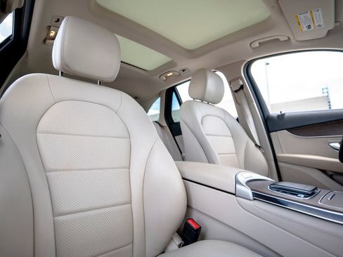 Used 2021 Mercedes-Benz GLC 300 4MATIC w/ Premium Package image 18