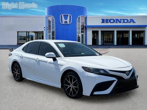 Used 2021 Toyota Camry SE w/ Carpet Mat Package (TMS) FWD image 10