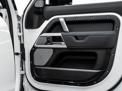 Used 2023 Land Rover Defender 130 X-Dynamic SE image 20