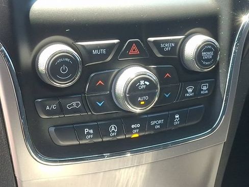 Used 2019 Jeep Grand Cherokee Laredo RWD image 11