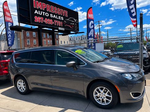 Used 2020 Chrysler Voyager LX FWD image 2