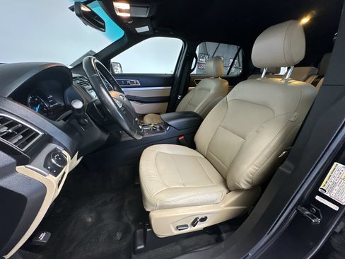 Used 2017 Ford Explorer XLT w/ Equipment Group 201A AWD/4WD image 12