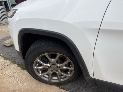 Used 2018 Jeep Cherokee Latitude Plus w/ Comfort/Convenience Group FWD image 2