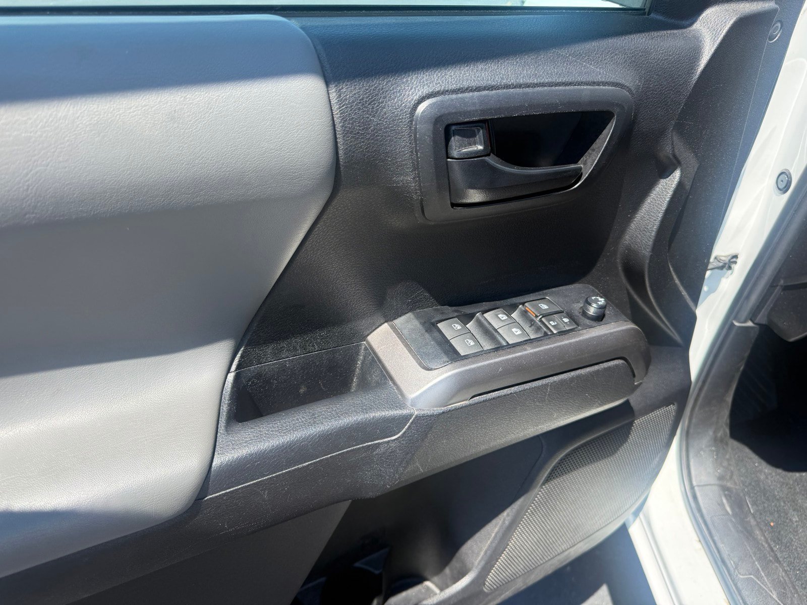Used 2023 Toyota Tacoma SR5 w/ Technology Package AWD/4WD image 18