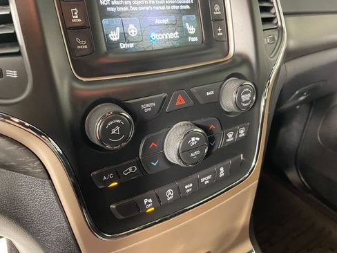 Used 2017 Jeep Grand Cherokee Laredo w/ Quick Order Package 23E AWD/4WD image 8