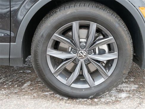 Certified 2023 Volkswagen Tiguan SE image 9