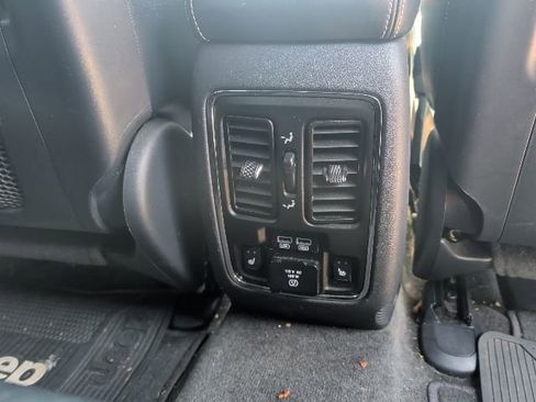 Used 2017 Jeep Grand Cherokee Overland AWD/4WD image 12