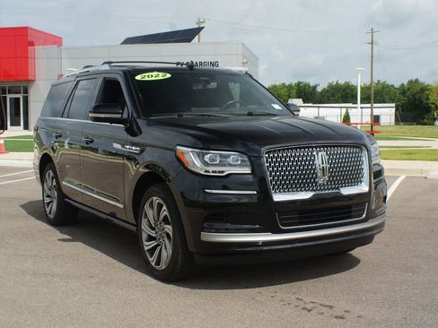 Used 2022 Lincoln Navigator Reserve AWD/4WD image 2