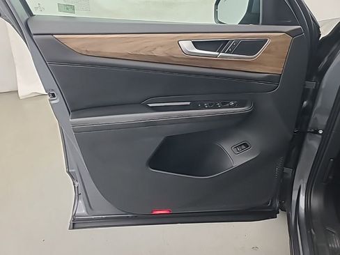 Used 2025 Volkswagen Atlas SE image 25