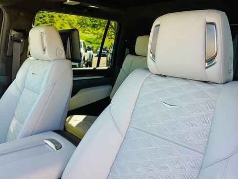 New 2026 Cadillac Escalade ESV Platinum Sport w/ LPO, ONYX Package image 15