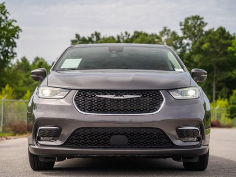 Used 2023 Chrysler Pacifica Touring-L FWD image 2