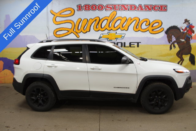 Used 2017 Jeep Cherokee Trailhawk AWD/4WD image 1