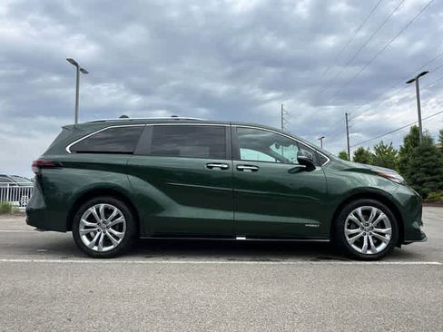 Used 2021 Toyota Sienna Platinum FWD image 3