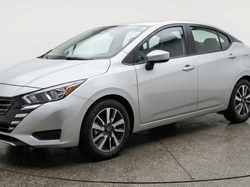 Used 2025 Nissan Versa SV image 3