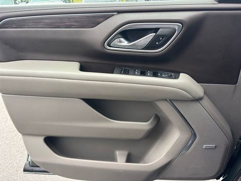 Used 2024 Chevrolet Suburban LT RWD image 27