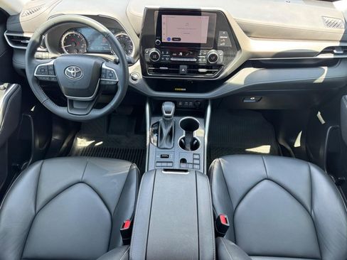 Used 2023 Toyota Highlander XLE AWD/4WD image 13