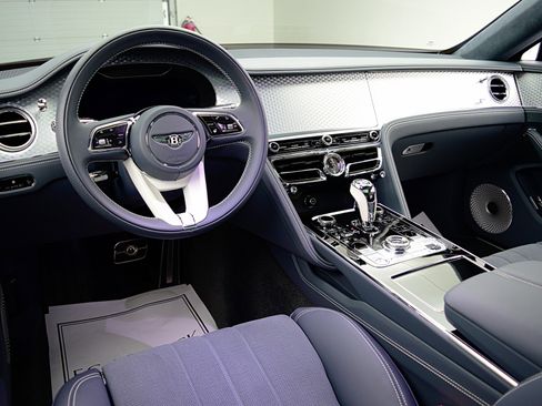 Used 2023 Bentley Flying Spur V8 image 26