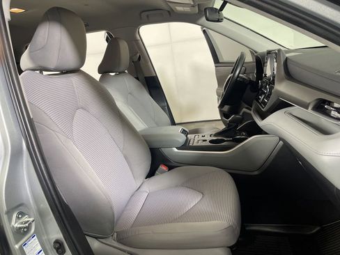 Used 2022 Toyota Highlander LE AWD/4WD image 24