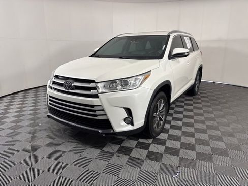 Used 2019 Toyota Highlander XLE image 3