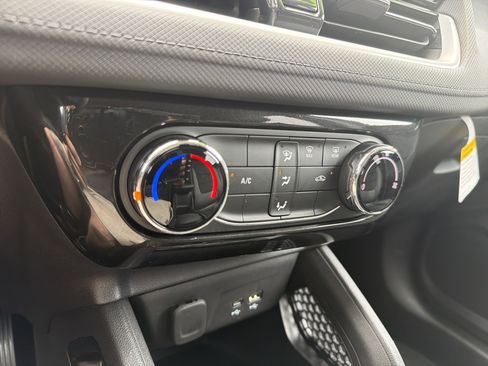 Used 2025 Chevrolet TrailBlazer LT FWD image 8