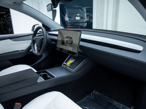 Used 2026 Tesla Model Y 2WD image 26