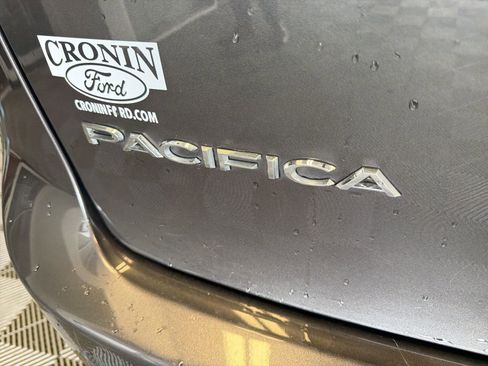 Used 2023 Chrysler Pacifica Touring-L FWD image 7