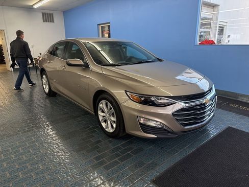 Used 2025 Chevrolet Malibu LT FWD image 2