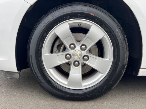 Used 2016 Chevrolet Malibu LT image 9