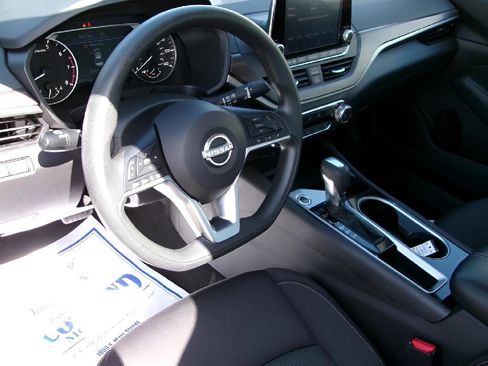 Used 2024 Nissan Altima 2.5 SV image 12