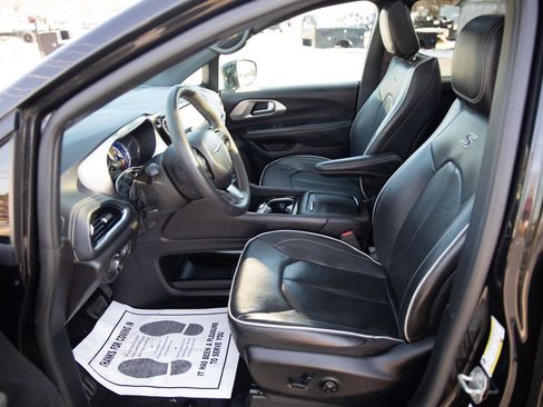 Used 2023 Chrysler Pacifica Limited w/ S Appearance Package image 21