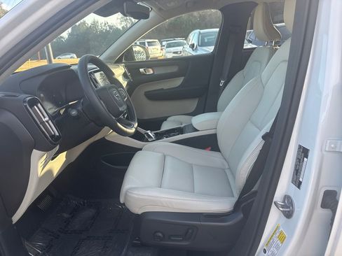 Certified 2025 Volvo XC40 B5 Plus w/ Protection Package Premier image 11