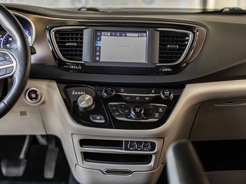 Used 2022 Chrysler Voyager LX image 36