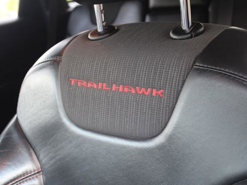 Used 2018 Jeep Cherokee Trailhawk image 24